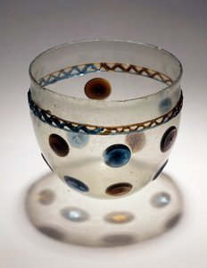 Gallisk konst: glaskopp med färgade tabletter. Slutet av 4:e början av 500-talet efter JC. Från Breny. Saint Germain en Laye, Museum of National Archaeology