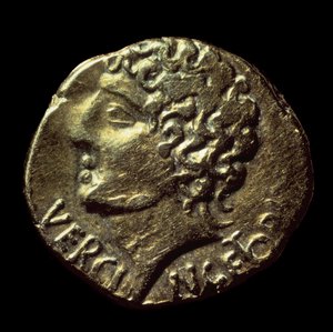 Den galliska guldstataren (Arvernes) har bilden av Vercingetorix (72-46 f.Kr.) utgiven 52 f.Kr. Paris, B.N.