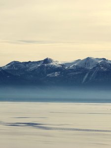 Fridfulla snöklädda bergstoppar