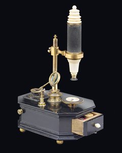 Sammansatt lådmikroskop, c.1775 (trä, metall och glas) (se även 1113959-61) av Georg Friedrich Brander
