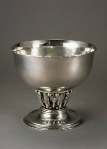 Hamrad och mejslad fruktskål i silver av Georg Jensen