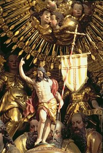 Altaret, detalj av snidning av Kristus triumferande omgiven av änglar och helgon foto
