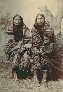 Två Comanche-kvinnor och ett litet barn av George A. Addison
