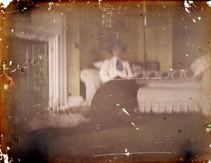 Kvinna som sitter på en soffa, ca. 1910 (autokrom) av George Bernard Shaw
