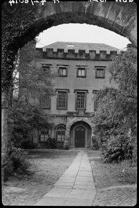 Vägg med valv framför No. 9, The College, County Durham, 1942.