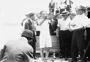 Harry Houdini fick handfängsel innan han spikades in i en låda och sänktes ner i New York Bay, 1912