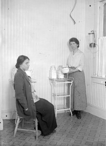 Margaret Sanger med sin kollega Fania Mindell, på kliniken i Brownsville, Brooklyn, ca 1916