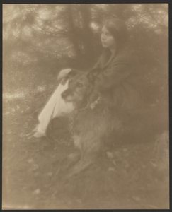 [Sittande kvinna med hund] av George H. Seeley