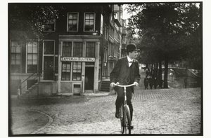 Cyklist på Keizersgracht i Amsterdam av George Hendrik Breitner