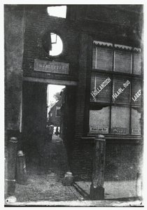 Utsikt genom Omvalspoort i Haarlem av George Hendrik Breitner