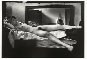 Porträtt av en kvinnlig naken med den fotograferande Breitner i spegeln