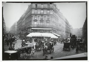 Gatuvy av en upptagen korsning i Paris av George Hendrik Breitner