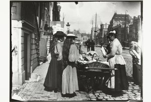 Gatuförsäljning från en handkärra på Rokin i Amsterdam av George Hendrik Breitner