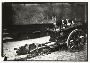 Draghund sträckt framför en vagn med bussar av George Hendrik Breitner