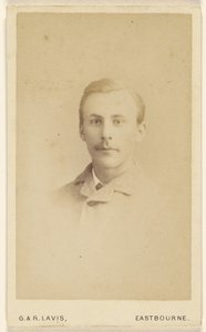 [Oidentifierad man med mustasch, i vinjettstil] av George Lavis