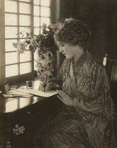 Mary Pickford, iklädd kimono, skriver vid ett skrivbord, ca 1918 (s/v foto) av Bartolome Esteban and studio Murillo