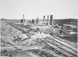 Ruinerna av Hoods ammunitionståg med 28 bilar och Scofield Rolling Mill, nära Atlanta, Georgia, september 1864 (s/v fotografi) av George N. Barnard