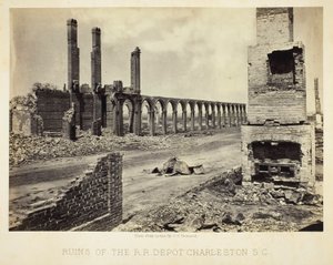 Ruinerna av järnvägsdepån i Charleston, S.C. av George N. Barnard