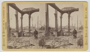 Stereograf av en man som kyler ett kassaskåp bland ruinerna efter Chicago-branden 1871, 1871 (bw-foto på kortfäste)