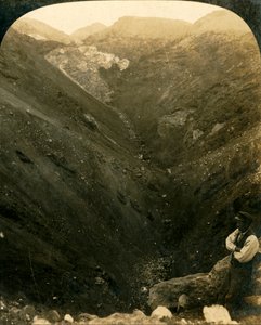 En krater av Mount Tarawera, Nya Zeeland, c1909.