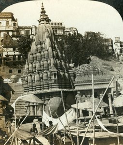 Tempel på stranden av Ganges, Benares, Indien, c1909. av George Rose