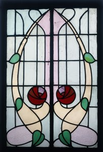 En målad glaspanel som visar stiliserade rosor (blyat glas, träram)