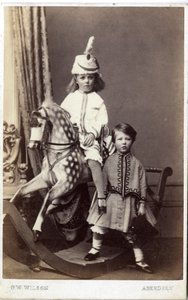Ung flicka med hatt på gunghäst med en annan tjej stående, 1860-tal (albumintryck)