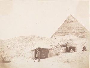 Fotografen framför sitt tält på platsen för Khafre Chephrens pyramid, 1851.