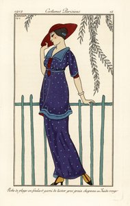 Kvinna i strandklänning av foulard dekorerad med stora prickar, röd mockahatt. Robe de plage en foulard garni de tussor gros grain, chapeau en mocka rouge. Handfärgad pochoir (stencil) etsning efter en illustration av George Barbier från Tommaso Antongini