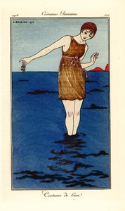 Kvinna i baddräkt upp till anklarna i havet på en strand som håller en krabba. Costume de bain. Handfärgad pochoir (stencil) etsning efter en illustration av George Barbier från Tommaso Antonginis Journal des Dames et des Modes, Aux Bureaux du Journal av Georges Barbier