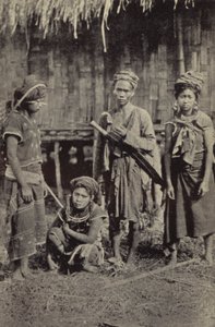 Burma: En Kachin man med den karakteristiska dah och tre kvinnor (s/v foto) av Georges Bertin Scott