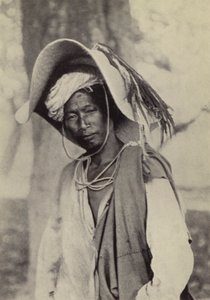 Burma: En Shan-handlare i sin hetvädershatt (s/v foto) av Georges Bertin Scott