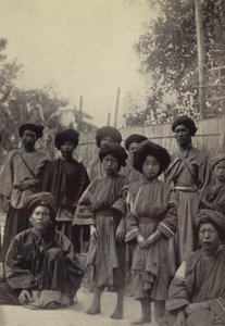 Burma: En grupp Lihsaw män och kvinnor (s/v foto) av Georges Bertin Scott