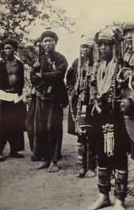 Burma: Akha-män med kvinnor i all sin prakt (s/v-bild) av Georges Bertin Scott