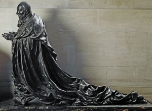 Kardinal Rene de Birague i bön (bronsskulptur