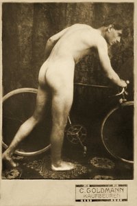 Kabinettkort av en naken cyklist, ca 1898 (Sepiafoto)