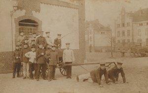 Tyska soldater drar vagn (kanon). Vykort skickat 1913. av German Photographer