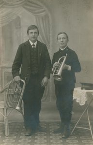 Vykort på två unga män med trumpeter, den ena i Heilsarmee-uniform, skickat 1913 (svartvitt foto) av German Photographer