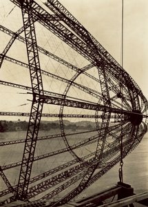 Stjärtpartiet på ramverket till luftskeppet LZ 130 (svartvitt foto) av German Photographer