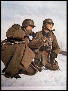 Enhetschefer nära Leningrad håller utkik efter nya fienderörelser, från tidningen Signal, nummer 5, första utgåvan i mars 1942 (litografi)