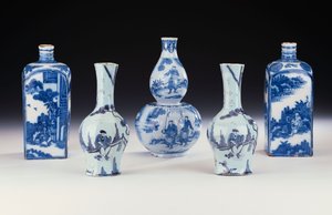 Ett urval av Frankfurt blå och vit keramik i kinesisk stil, inklusive två Frankfurt blå och vit spritkolvar, ett par Frankfurt åttkantiga Yan Yan vaser och en Frankfurt blå och vit dubbelkalebass vas, ca 1700-10 (keramik) ) av German School