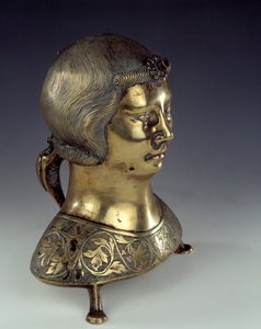 Aquamanile (handfat för att tvätta händerna på prästen under mässan) i guldbrons i form av en ung mans byst. 1300-1325. Från Hildesheim. Sön 0,23x0,19 m Paris, medeltidens nationalmuseum, Thermes de Cluny av German School