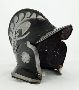 Burgonet, tidigt 1600-tal (stål och järn med svart färg och spår av läder) av German School