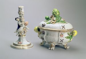 Ljusstake och täckt skål från St. Andrew Service, Meissen, 1744-5 (porslin)