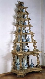 Samling av blått och vitt chinoiserieporslin på ett pyramidstativ, tyskt, förgyllt trä, tidigt 1700-tal