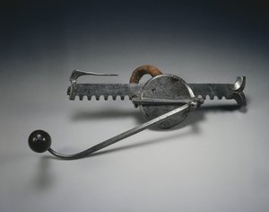 Cranequin, c.1528 (stål med linsnöre och trähandtag) av German School