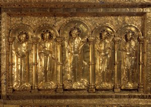 Framför altaret i katedralen i Bale Around the Benching Kristus, de tre ärkeänglarna (Michael, Gabriel och Raphael) och Saint Benedict of Nursie, och vid hans fötter sa kejsar Henrik II att den helige (973-1024) och Imponera på Cunegonde (975-103 av German School