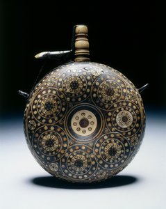 Pulverkolv, c.1620-50 (valnöt med horn, ben, mässing och järn) av German School