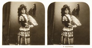 Stereoskopiskt kort som visar en ung kvinna i traditionell spansk kostym från Aragonområdet, ca 1900 (sepiafoto) av German School