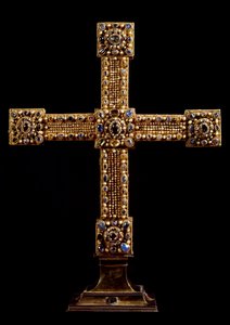 Imperiets kors (Reichskreuz) tillverkat av guld, stenar och pärlor av tysk tillverkning. Debut 1000-talet Dim. 71x77 cm Wien, Kunsthistorisches Museum - The Cross of the Holy Roman Empire (Reichskreuz) belagd med bladguld och dekorerad med g av German School
